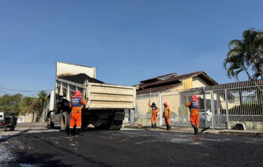 Prefeitura-de-Manaus-aplica-40-toneladas-de-asfalto-e-recupera-rua-no-conjunto-Villar-Camara-5